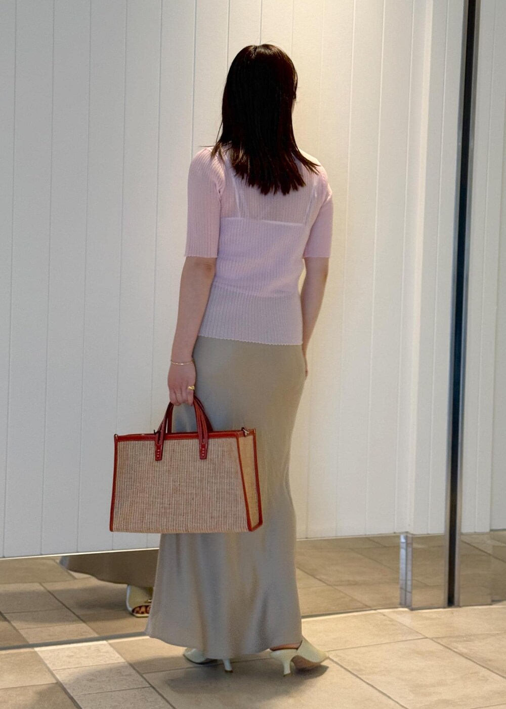 ベージュ系のサンダル、ベージュ系のスカート、ピンク系のキャミソールを着用したレディースの春コーディネートの4枚目の写真