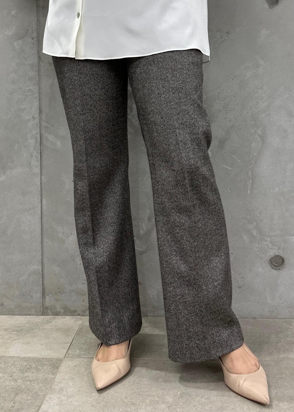 ブルー系のハンドバッグ、ベージュ系のパンプス、グレー系のその他パンツを着用したレディースの秋コーディネートの8枚目の写真