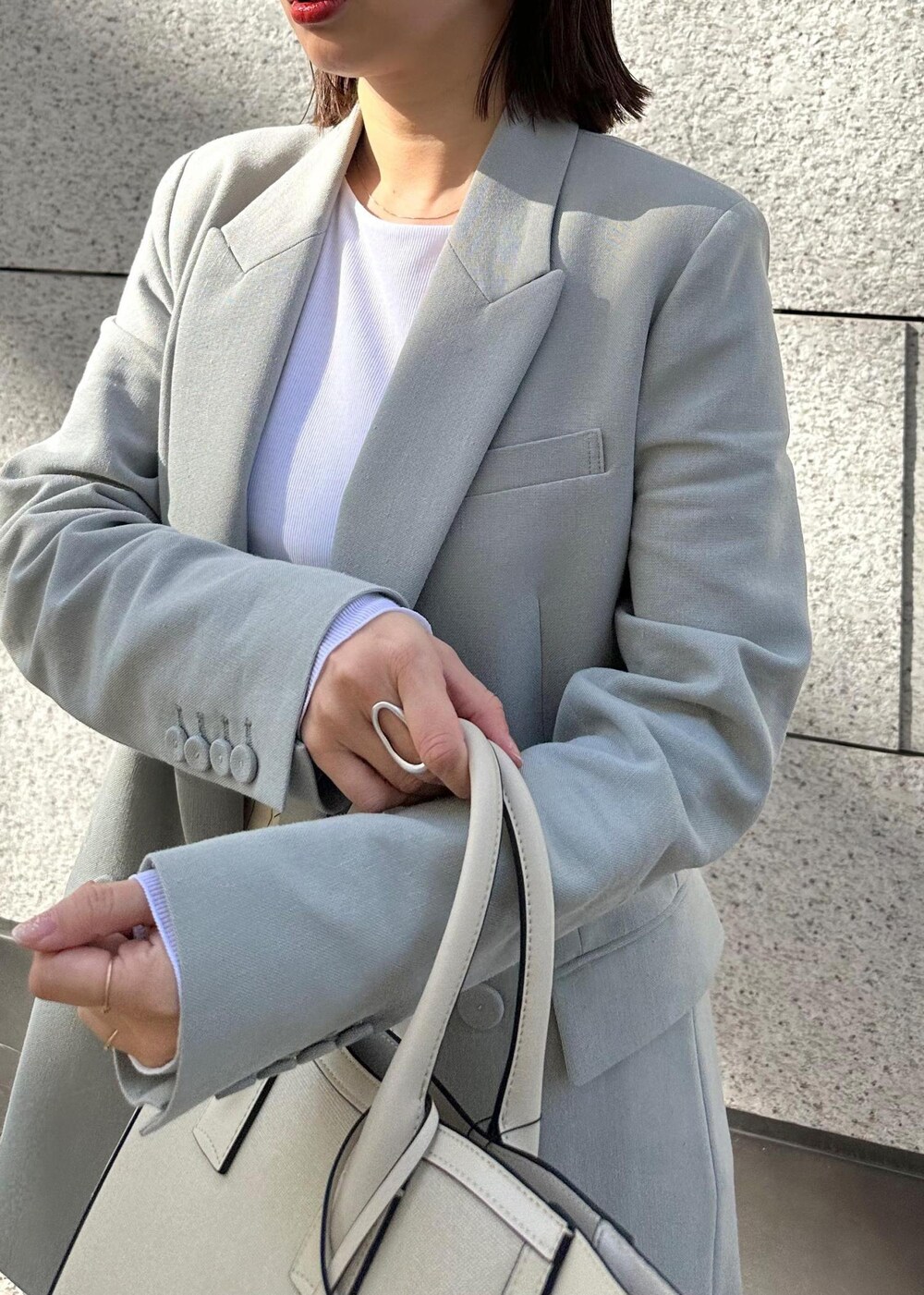 ベージュ系のパンプス、ベージュ系のトートバッグ、ホワイト系のその他パンツを着用したレディースの冬コーディネートの4枚目の写真