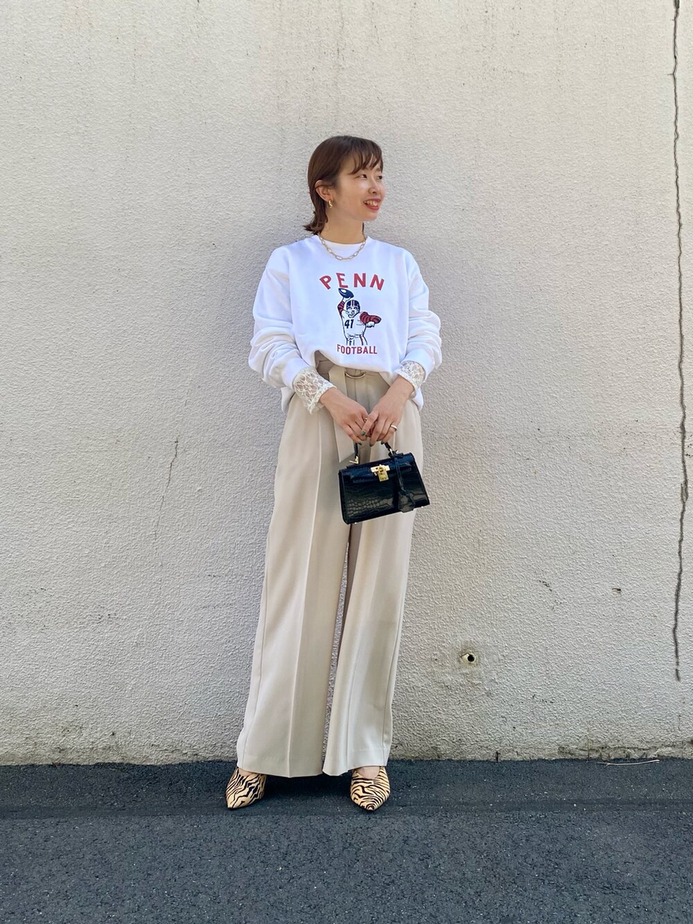 ホワイト系のスウェット、ホワイト系のTシャツ/カットソー、ホワイト系のその他パンツを着用したレディースの秋コーディネートの2枚目の写真