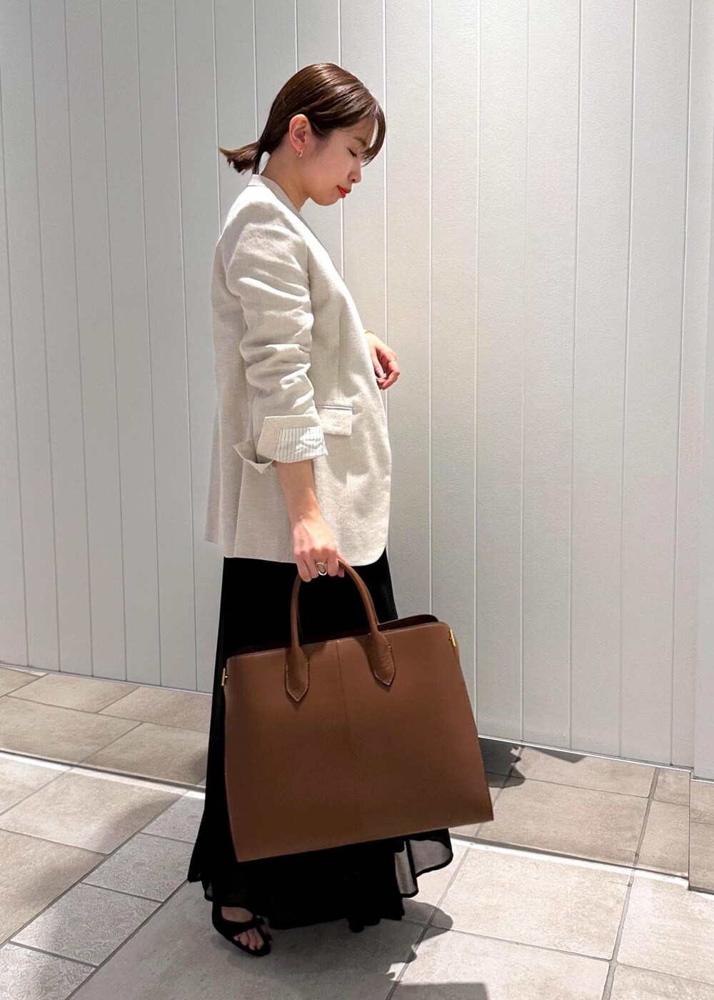 「お出かけコーデ、通勤コーデ、ルミネスタッフ、ブラック、ワンピース、ノースリーブ、シアー、サンダル、ヒール、ROPÉ、A4、通勤バッグ、24SS春の新作、24SS夏の新作、イエベ」｜「ROPE'のロープノットモチーフバングル【メディア掲載】（バングル/リストバンド、ゴールド系）」を使った、nishiさん（レディース・155cm）の春コーディネートの3枚目の写真