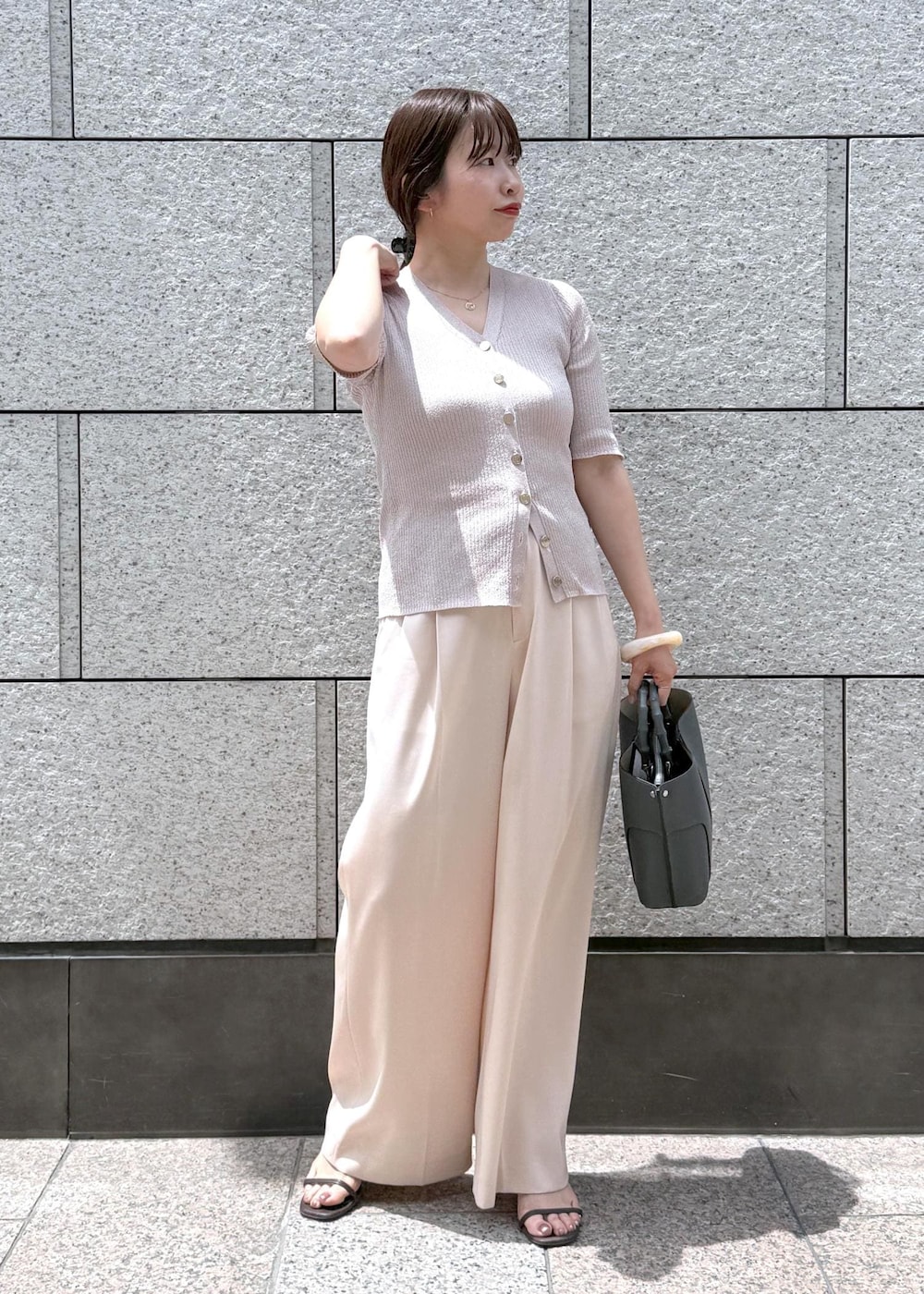 ピンク系のその他パンツ、ピンク系のカーディガン/ボレロ、グレー系のハンドバッグを着用したレディースの夏コーディネートの7枚目の写真