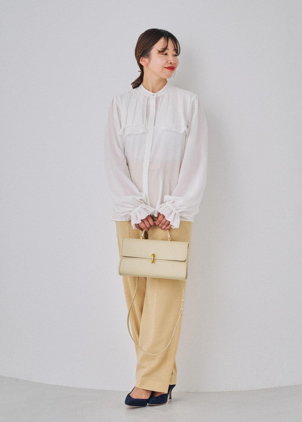 ホワイト系のシャツ/ブラウス、ベージュ系のその他パンツを着用したレディースの冬コーディネートの2枚目の写真