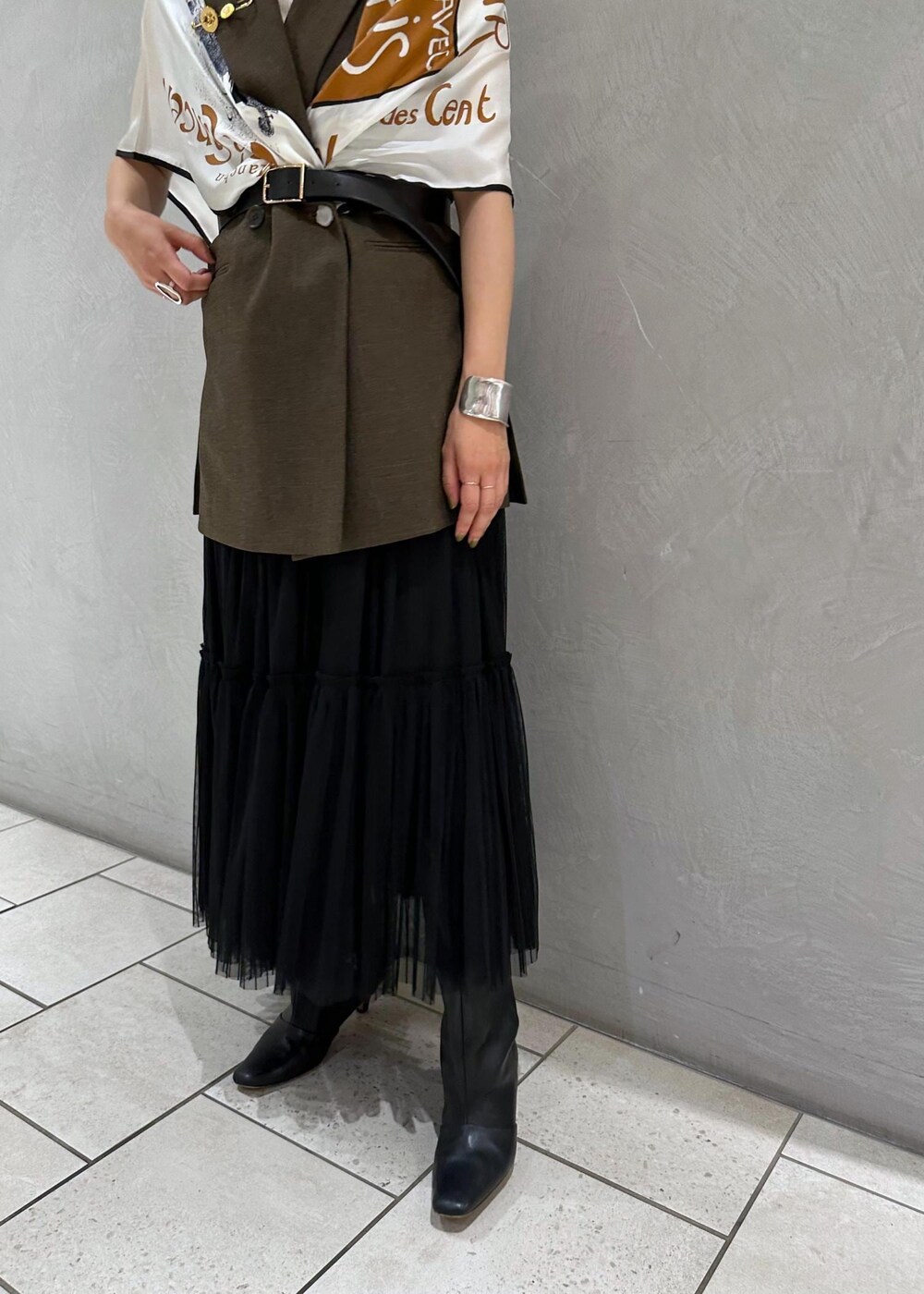 ブラック系のスカート、ゴールド系のブローチ/コサージュ、ブラック系のバンダナ/スカーフを着用したレディースの夏コーディネートの6枚目の写真