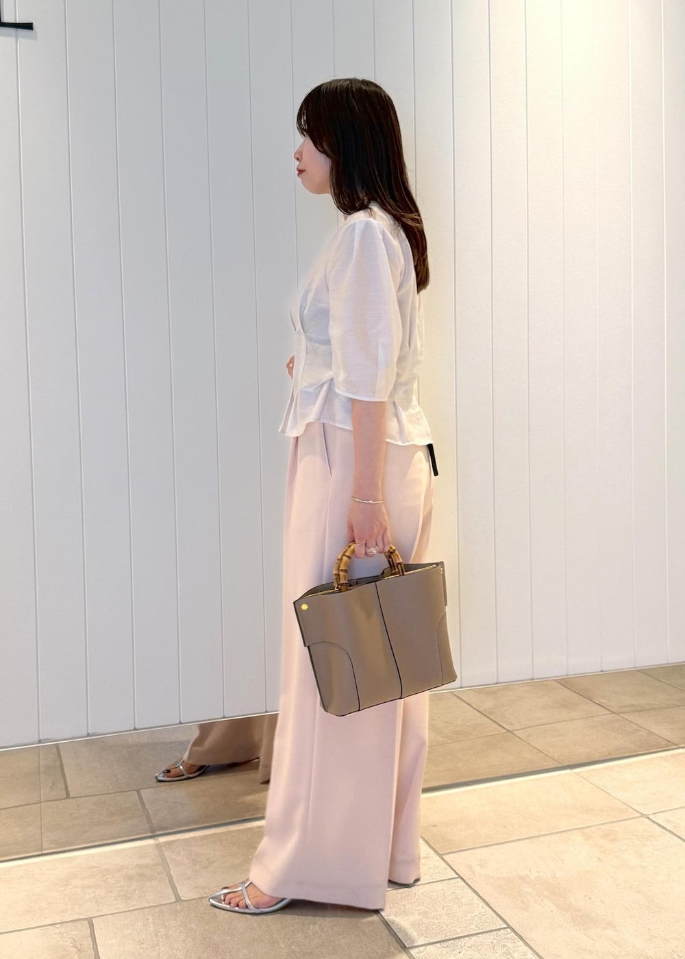 ピンク系のその他パンツ、ホワイト系のシャツ/ブラウス、ベージュ系のハンドバッグを着用したレディースの夏コーディネートの2枚目の写真
