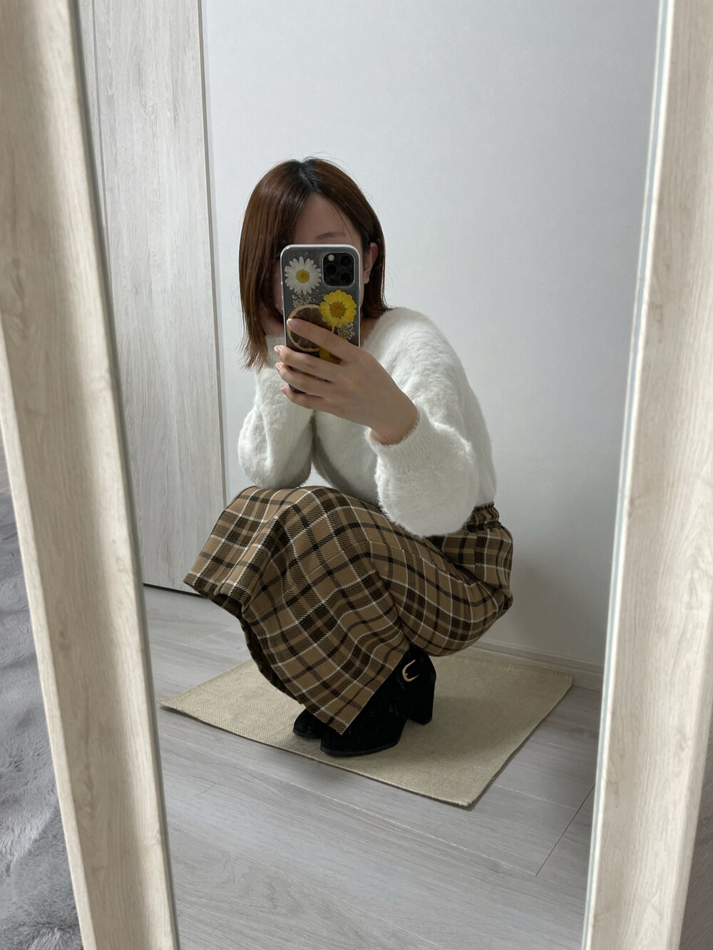 ブラウン系のスカートを着用したレディースの冬コーディネートの2枚目の写真