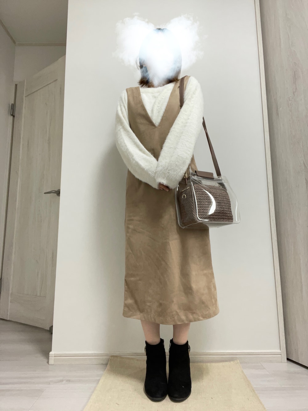 ブラウン系のワンピースを着用したレディースの冬コーディネートの2枚目の写真