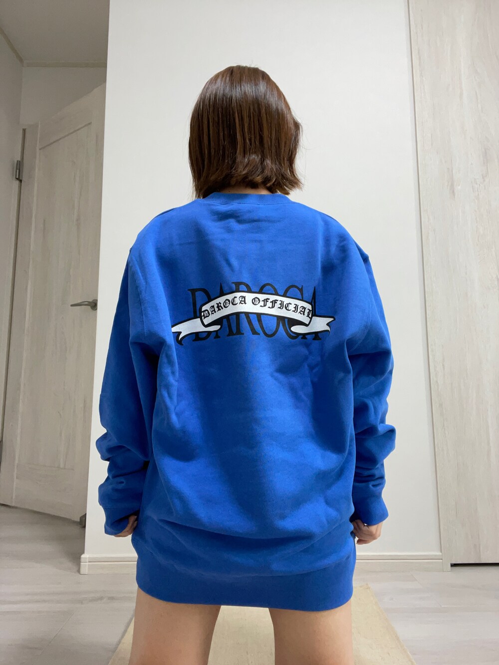 ブルー系のスウェットを着用したレディースの冬コーディネートの2枚目の写真