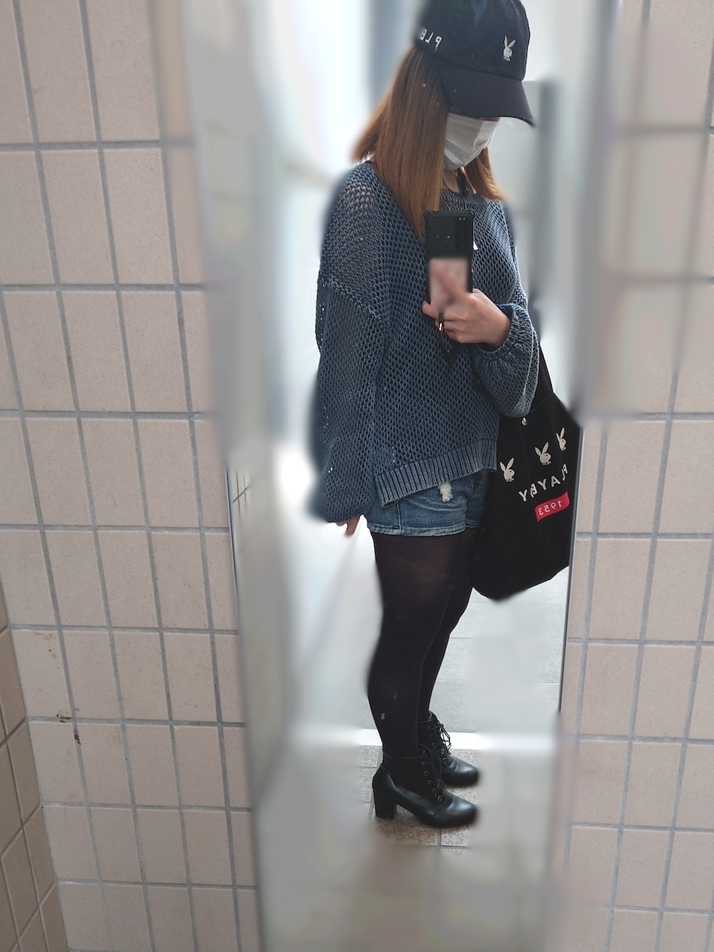 ブラック系のシューズ、ブラック系のトートバッグ、ブルー系のニット/セーターを着用したレディースの春コーディネートの2枚目の写真