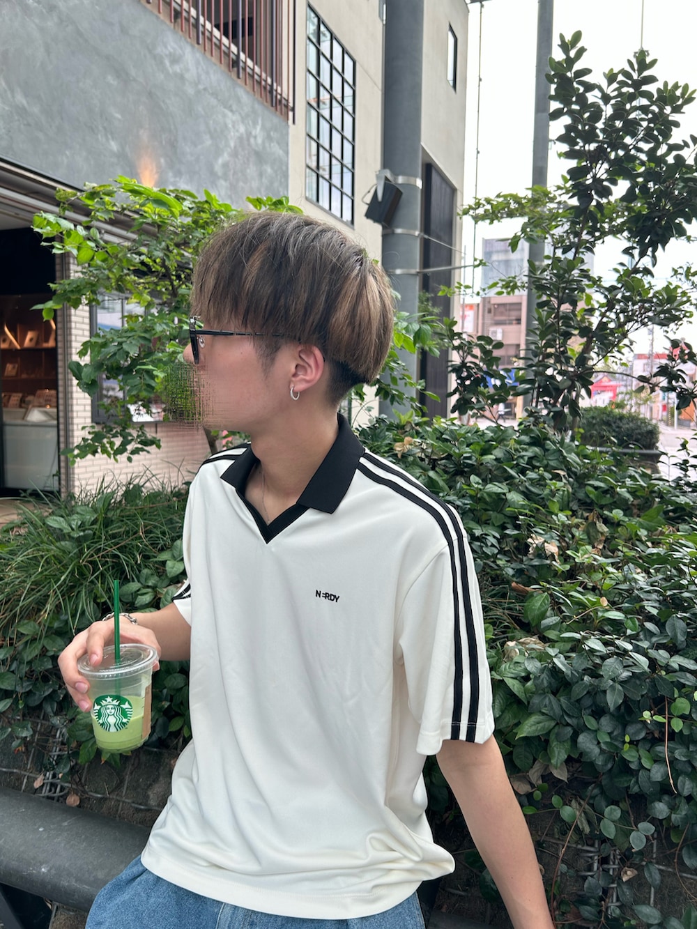 ブルー系のデニムパンツ、ホワイト系のTシャツ/カットソーを着用したメンズの秋コーディネートの2枚目の写真