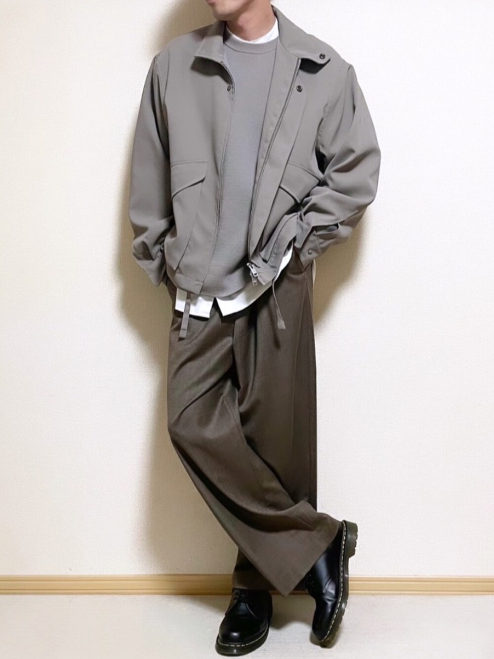 「ニット、ジャケット、ベージュ、大人カジュアル、ブラウン、革靴、バギーパンツ、冬服、オトナカジュアル、バンドカラーシャツ、冬のコーデ、おしゃれさんと繋がりたい、冬服コーデ、LIDnM、WYM」｜「LIDNMのKERSEY FLIGHT JACKET（ブルゾン、ベージュ系）」を使った、SHOTARO さん（メンズ・177cm）の秋コーディネートの2枚目の写真