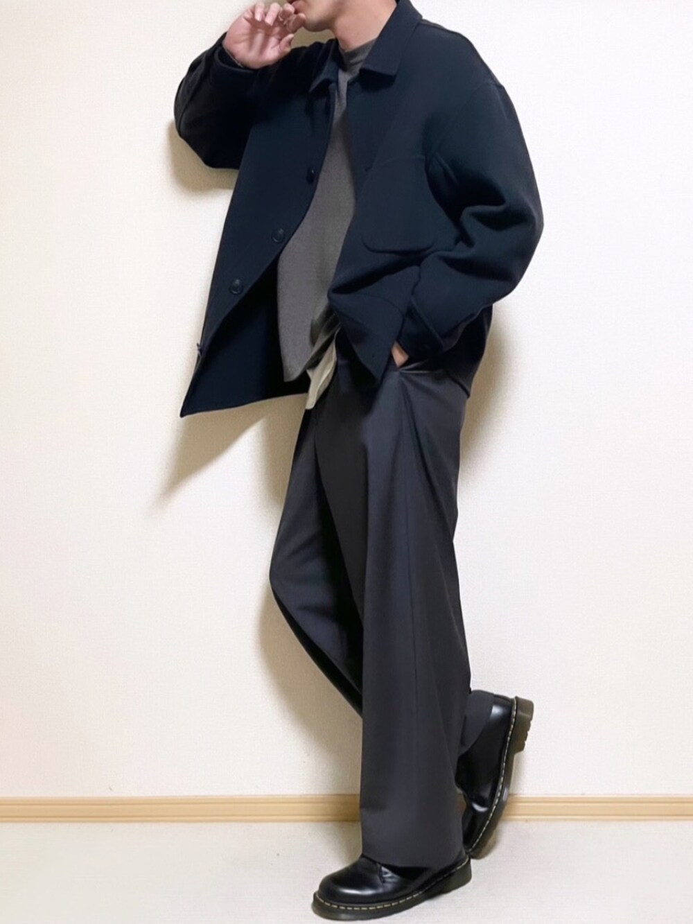 その他のジャケット/アウター、ブラウン系のニット/セーター、ホワイト系のタンクトップを着用したメンズの秋コーディネートの3枚目の写真