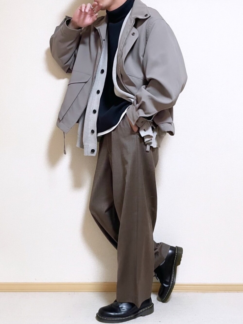 「LIDnM、remer、WYM、Dr.Martens、ヴィンテージ、アウター、アウターコーデ、ジャケット、タートルネックニット、黒タートルネック、カーディガン、バキーパンツ、革靴、今日のコーデ、きれいめカジュアル」｜「LIDNMのKERSEY FLIGHT JACKET（ブルゾン、ベージュ系）」を使った、SHOTARO さん（メンズ・177cm）の冬コーディネートの2枚目の写真