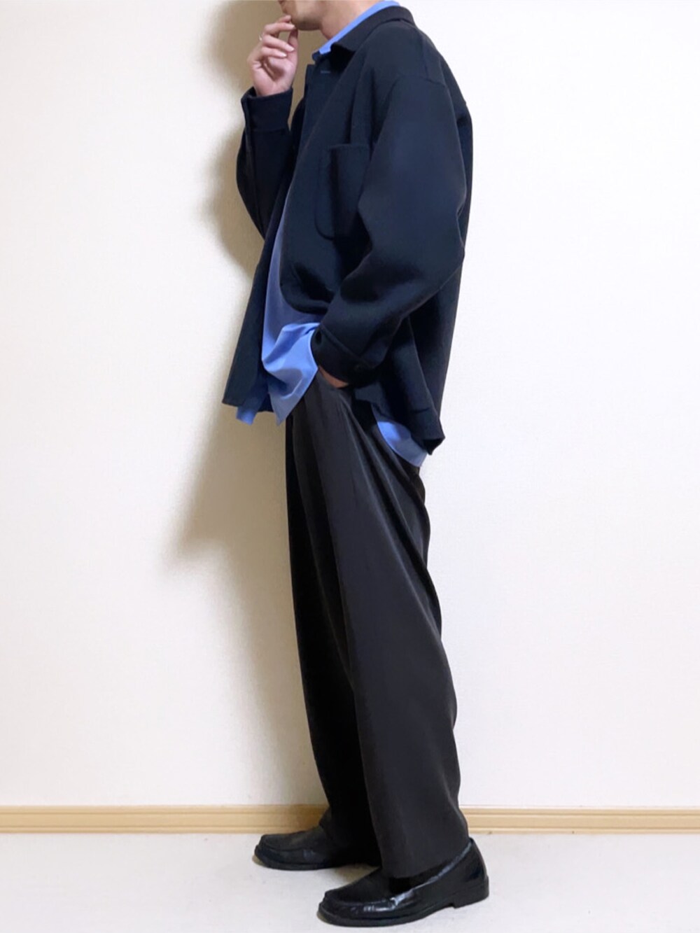 「シャツジャケット、シャツスタイル、シャツ、UNIQLO、ユニクロ、GU、ジーユー、ローファー、チャコール、チャコールグレー、ブルー、キレイめ、大人コーデ、秋冬コーデ、WYM」｜「UNIQLOのアイテム（ジャケット/アウター、その他）」を使った、SHOTARO さん（メンズ・177cm）の冬コーディネートの2枚目の写真