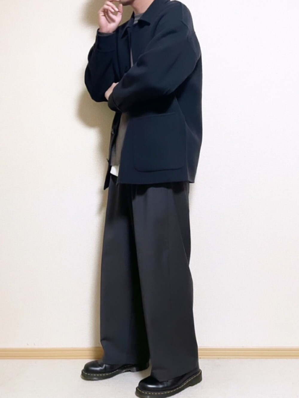 その他のジャケット/アウター、ブラウン系のニット/セーター、ホワイト系のタンクトップを着用したメンズの秋コーディネートの2枚目の写真