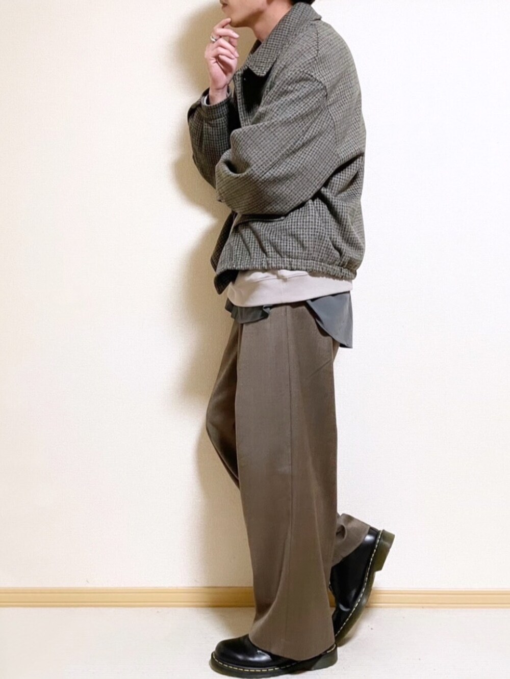 「冬のコーデ、大人カジュアル、おしゃれさんと繋がりたい、革靴、チェック柄に恋してる、チェック柄、ブルゾン、バギーパンツ、スウェット、レイヤードスタイル、ベージュ、WYM、LIDnM、Dr.Martens、冬コーデ」｜「WYM LIDNMの【WYM LIDNM】BEAVER MELTON BLOUSON（ブルゾン、ベージュ系）」を使った、SHOTARO さん（メンズ・177cm）の冬コーディネートの2枚目の写真