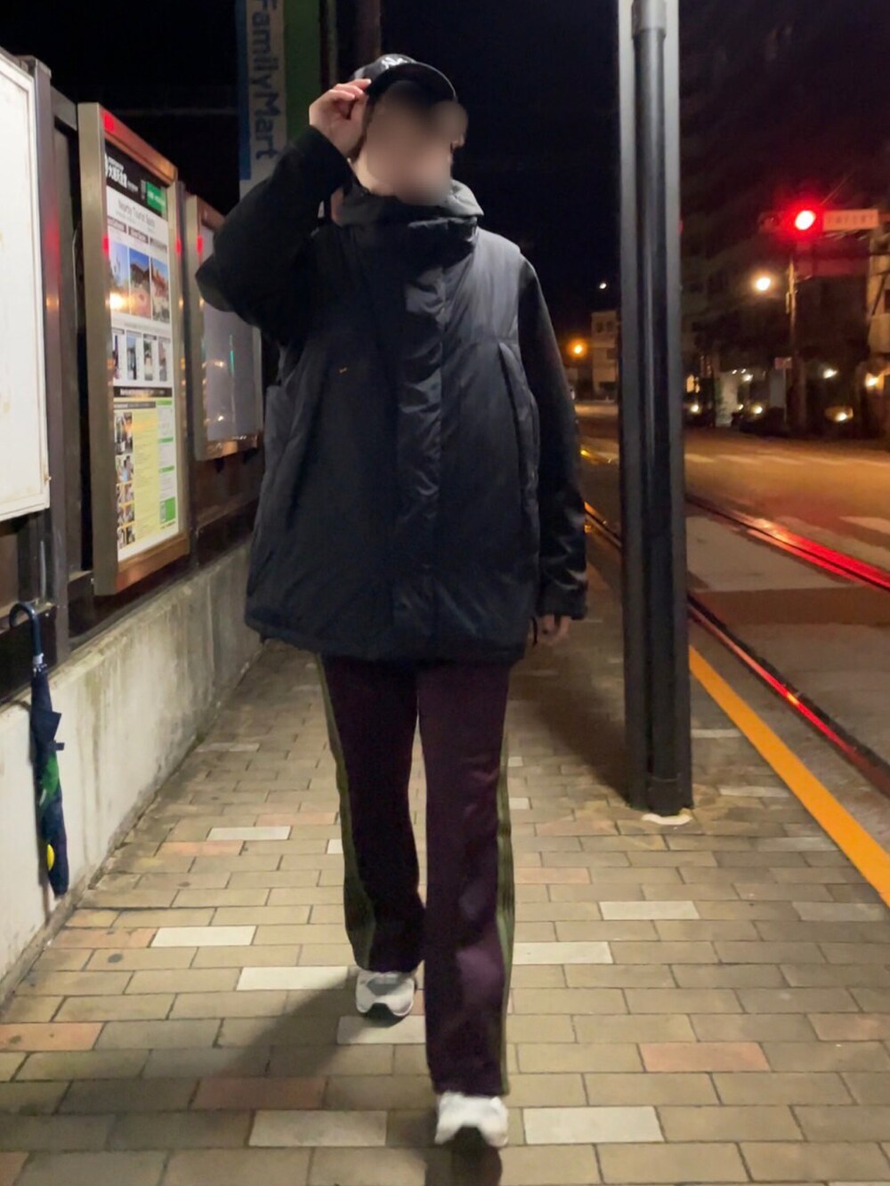 レッド系のその他パンツ、グレー系のスニーカー、ブラック系のパーカーを着用したメンズの冬コーディネートの3枚目の写真