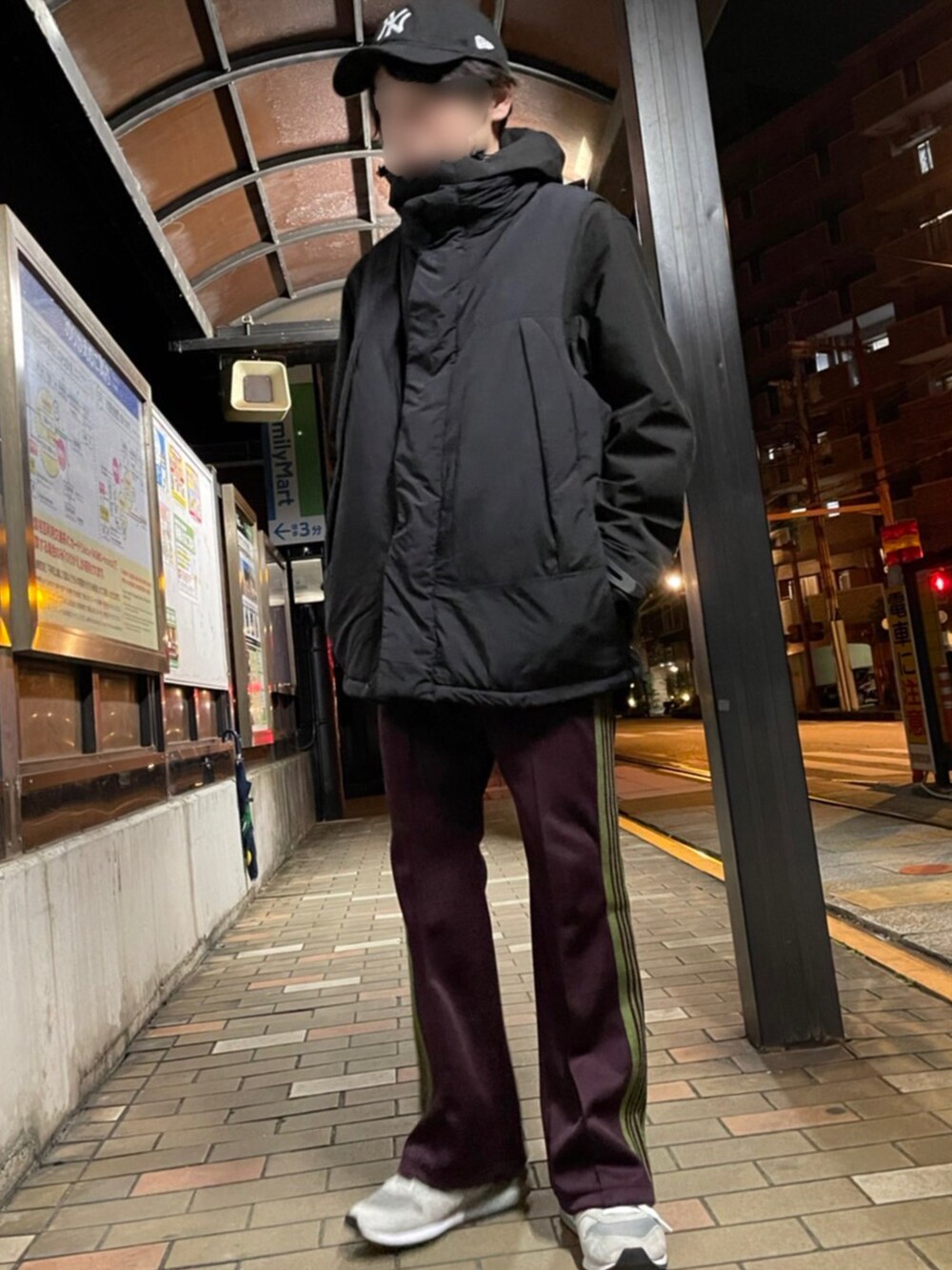 レッド系のその他パンツ、グレー系のスニーカー、ブラック系のパーカーを着用したメンズの冬コーディネートの2枚目の写真