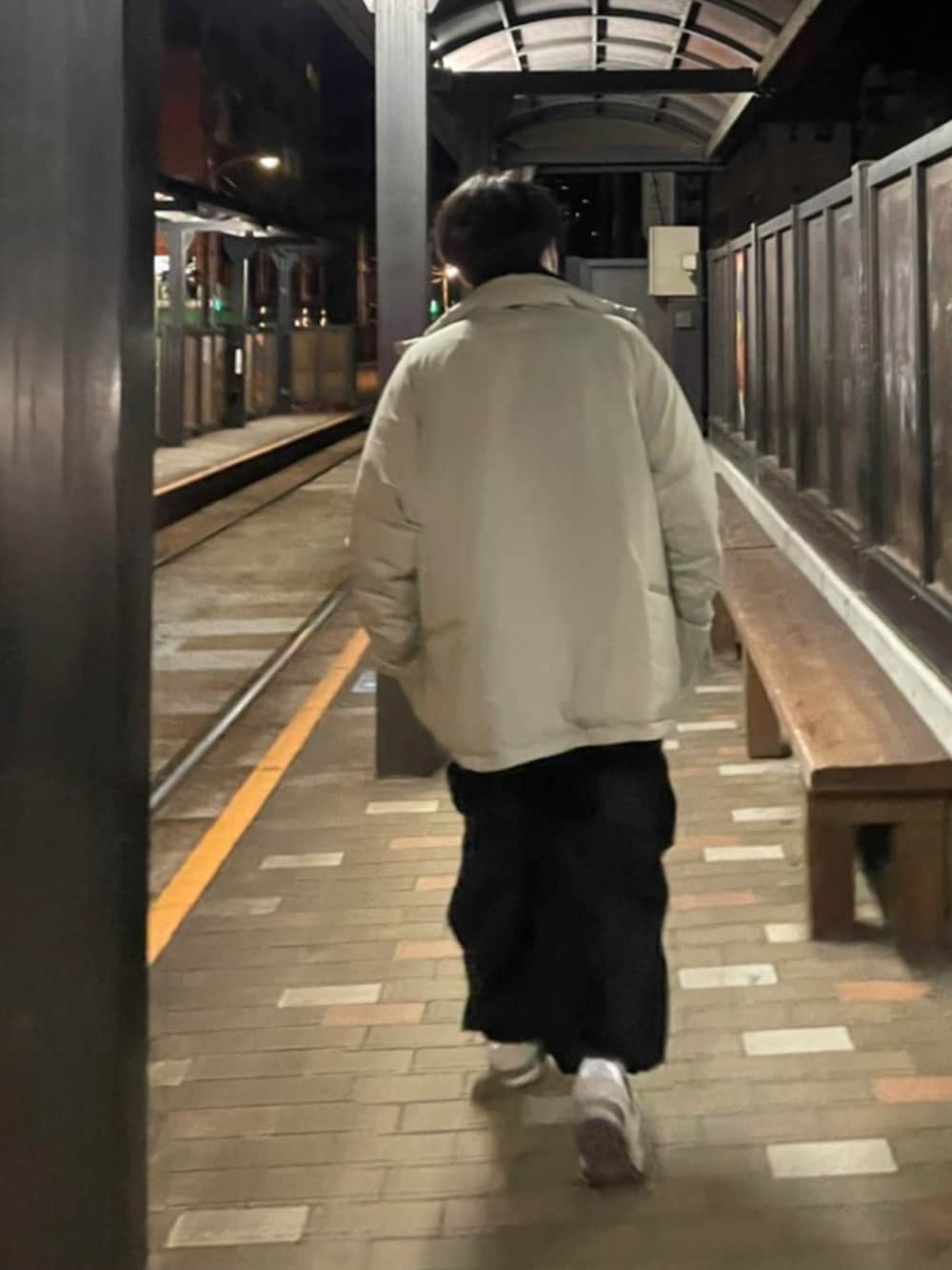 ホワイト系のその他アウター、ブラック系のパンツ、グレー系のスニーカーを着用したメンズの冬コーディネートの3枚目の写真