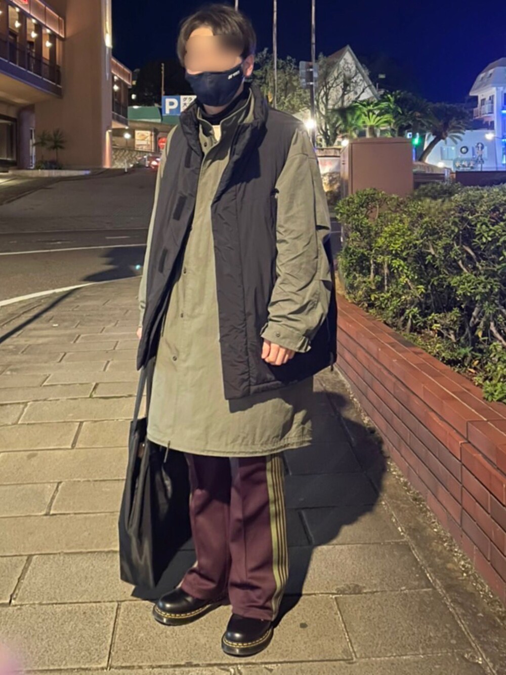 レッド系のその他パンツ、ブラック系のブーツ、グリーン系のモッズコートを着用したメンズの冬コーディネートの2枚目の写真