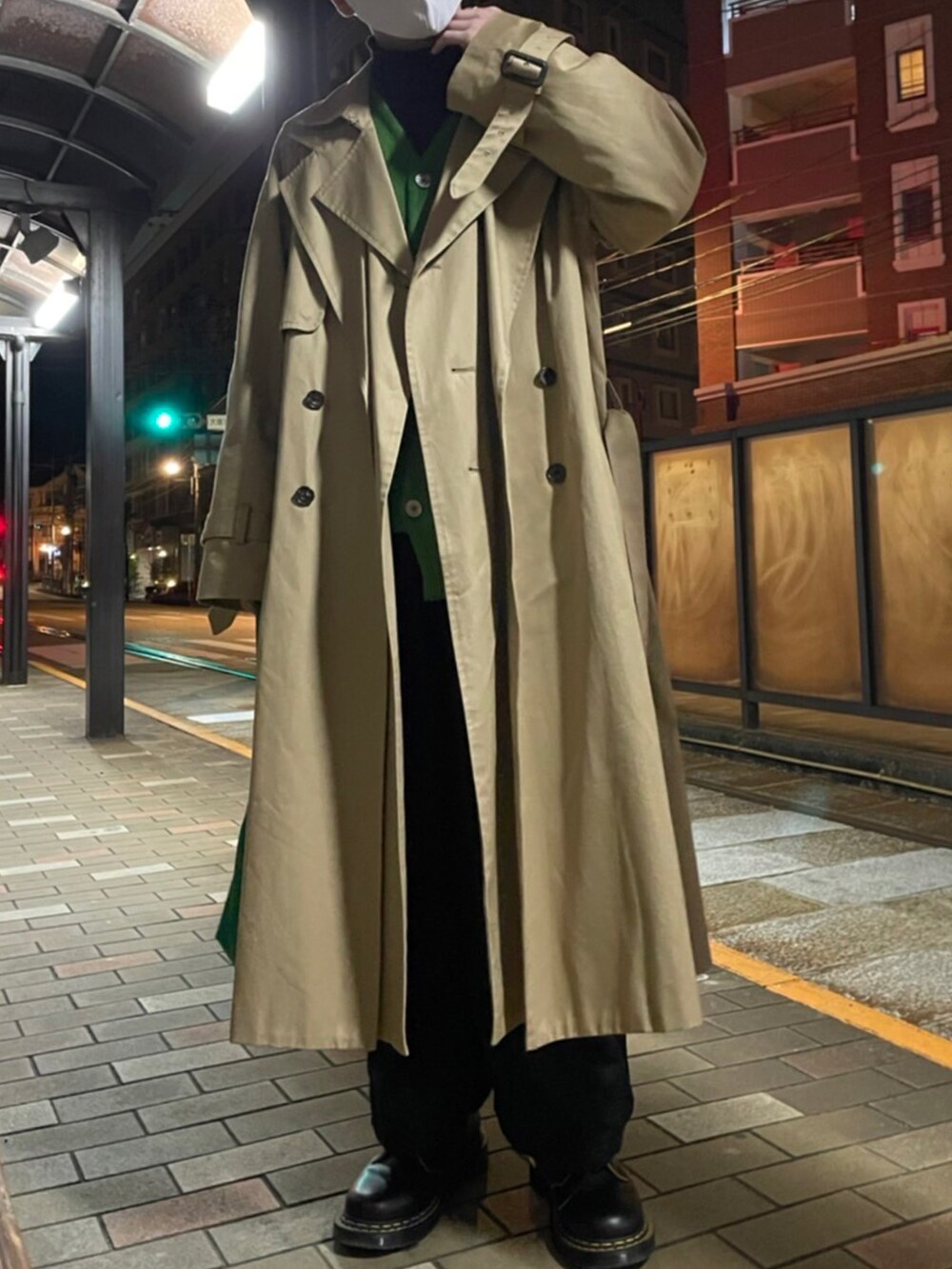 その他のトレンチコート、グリーン系のカーディガン/ボレロ、ブラック系のパンツを着用したメンズの冬コーディネートの2枚目の写真