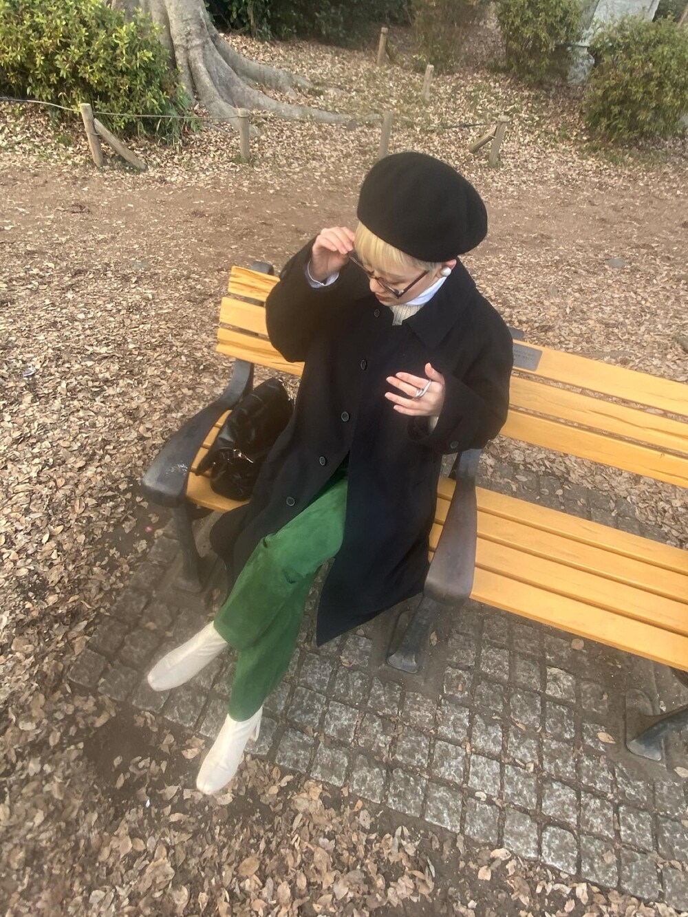 グリーン系のその他パンツ、ホワイト系のブーツを着用したレディースの冬コーディネートの3枚目の写真