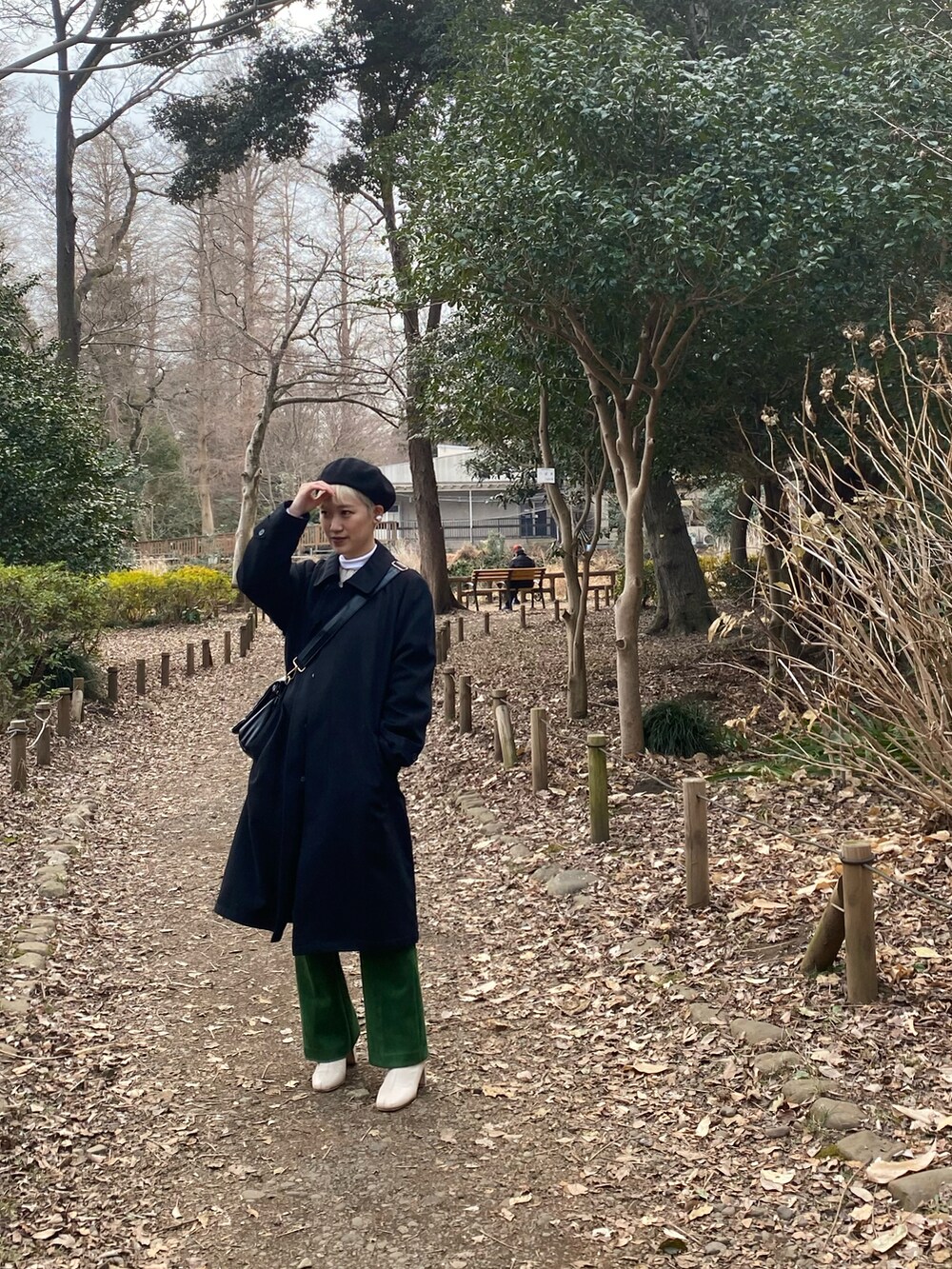 グリーン系のその他パンツ、ホワイト系のブーツを着用したレディースの冬コーディネートの2枚目の写真