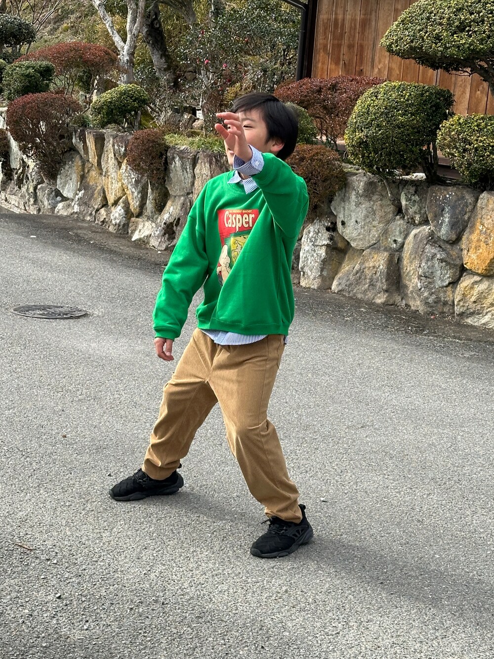 イエロー系のその他パンツ、ブラック系のスニーカー、ブラック系のジャケット/アウターを着用したキッズの冬コーディネートの3枚目の写真