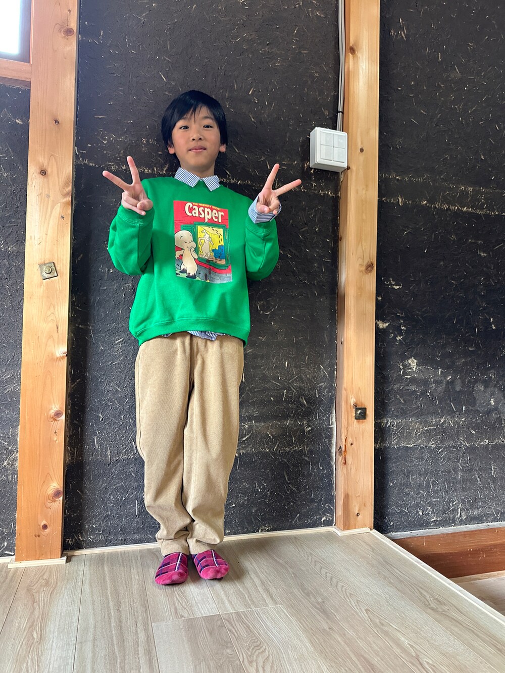 イエロー系のその他パンツ、ブラック系のスニーカー、ブラック系のジャケット/アウターを着用したキッズの冬コーディネートの2枚目の写真