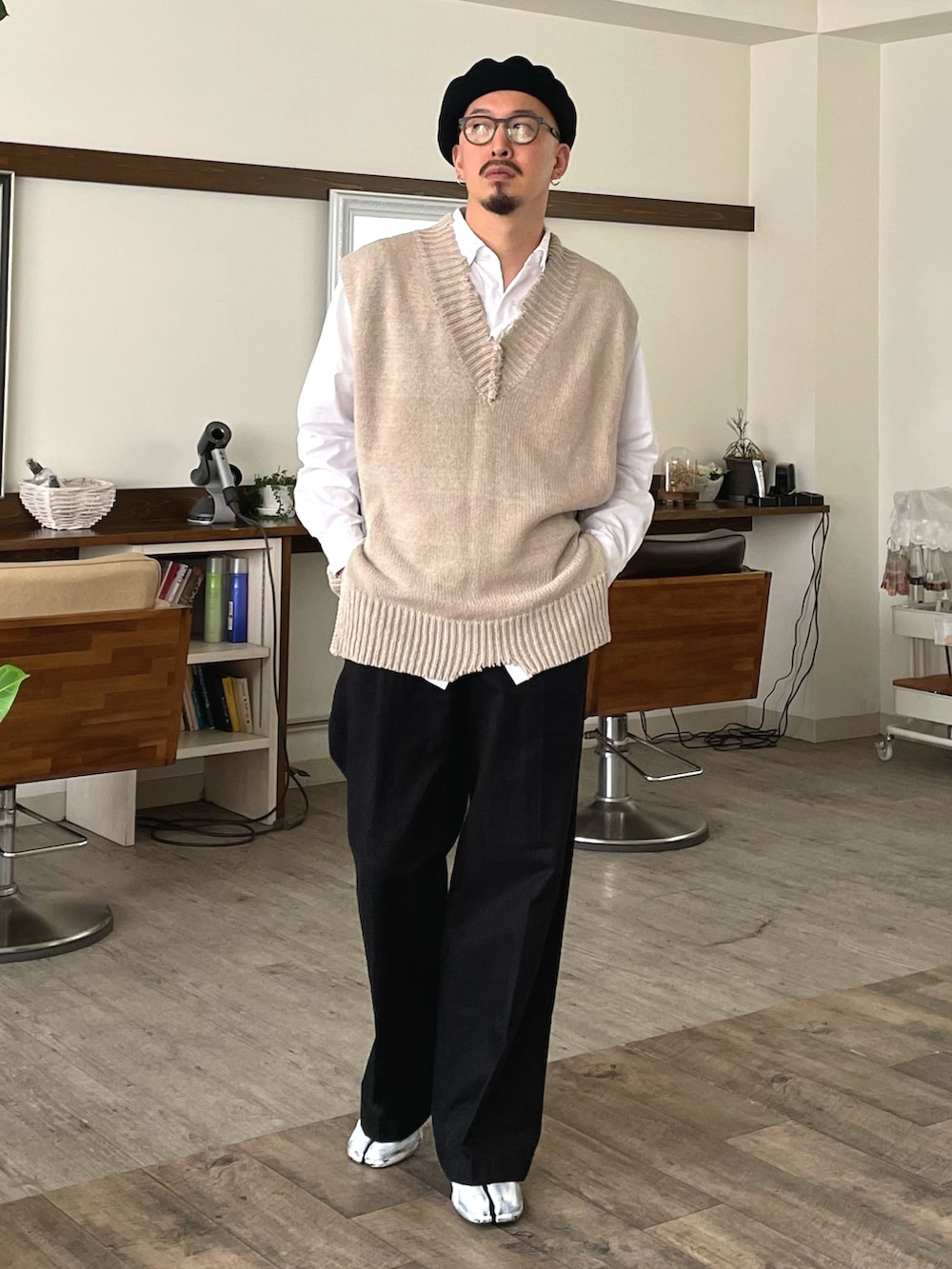 「休日スタイル、大人コーデ、大人カジュアル、ベスト、レイヤードスタイル、Maison Margiela、ベレー帽、足袋ブーツ、ootd、シャツスタイル、春コーデ、シンプルコーデ、ワイドパンツ」｜「CA4LAのTYOBO（ハンチング/ベレー帽、ブラック系）」を使った、massuさん（メンズ・174cm）の冬コーディネートの2枚目の写真