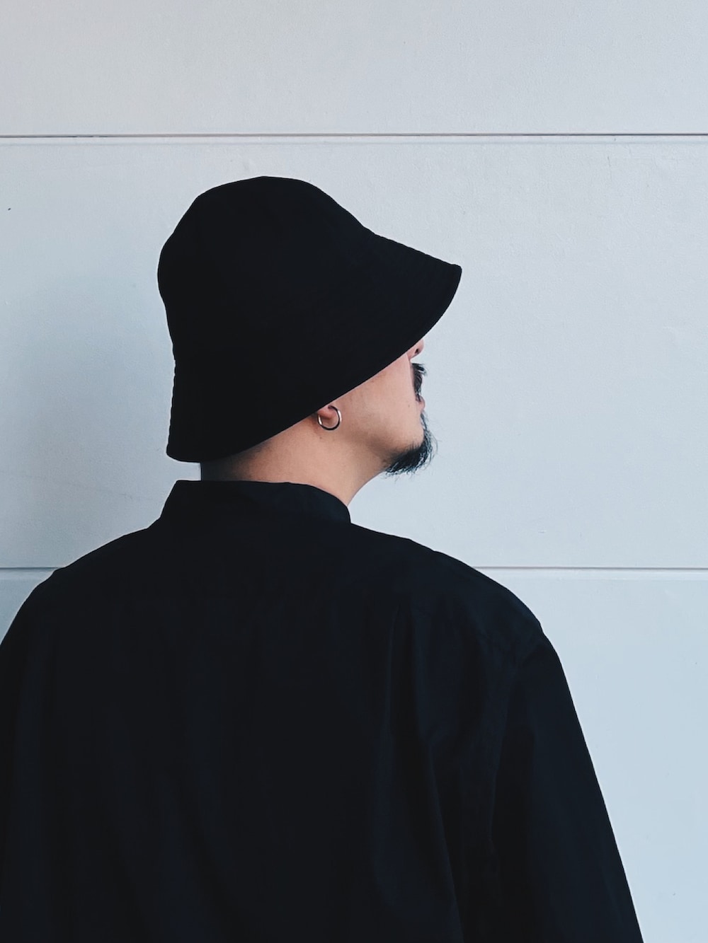 ブラック系のシャツ/ブラウス、ブラック系のパンツ、ブラック系のブーツを着用したメンズの春コーディネートの2枚目の写真