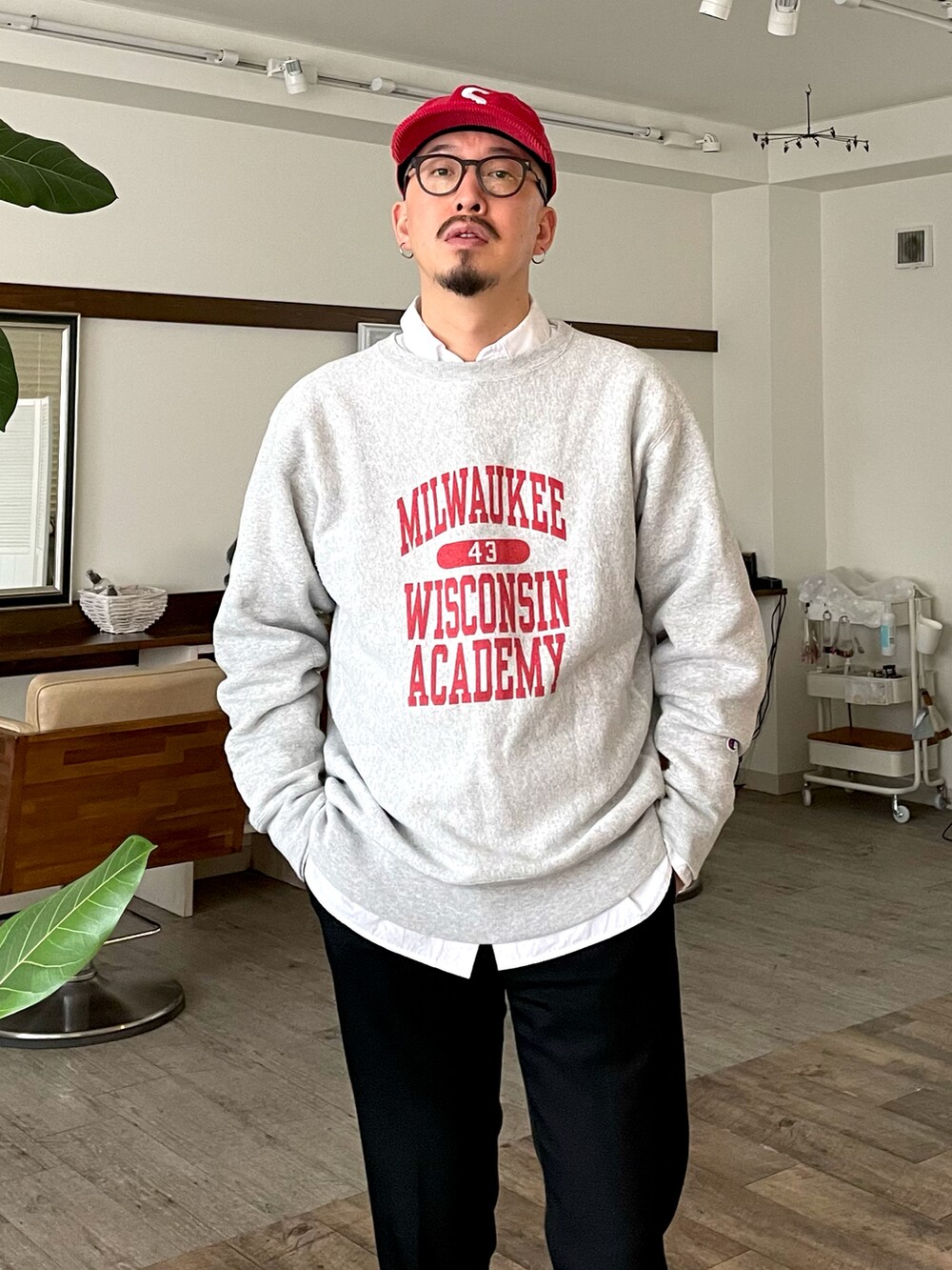 グレー系のスウェット、ブラック系のパンツ、ブラック系のスニーカーを着用したメンズの冬コーディネートの2枚目の写真