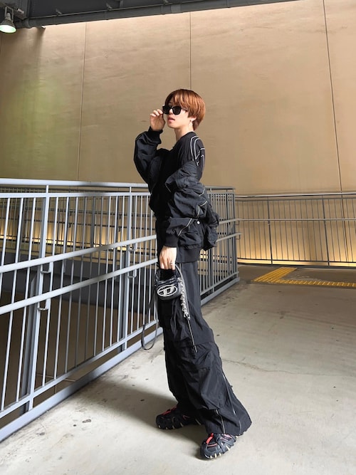 DIESELのパンツを使った「カーゴパンツコーデ」の人気ファッション