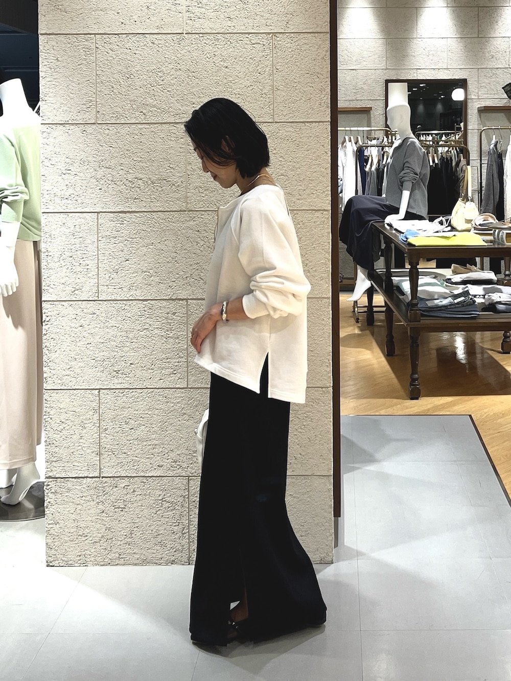 ホワイト系のスウェット、ブラック系のワンピース、ブラック系のその他シューズを着用したレディースの春コーディネートの3枚目の写真