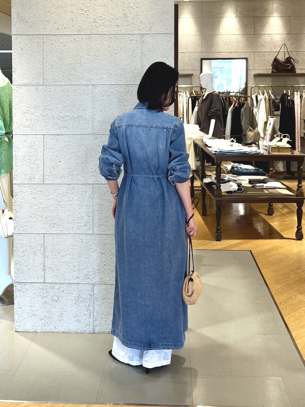 ホワイト系のその他パンツ、ブルー系のワンピース、ゴールド系のネックレスを着用したレディースの春コーディネートの3枚目の写真