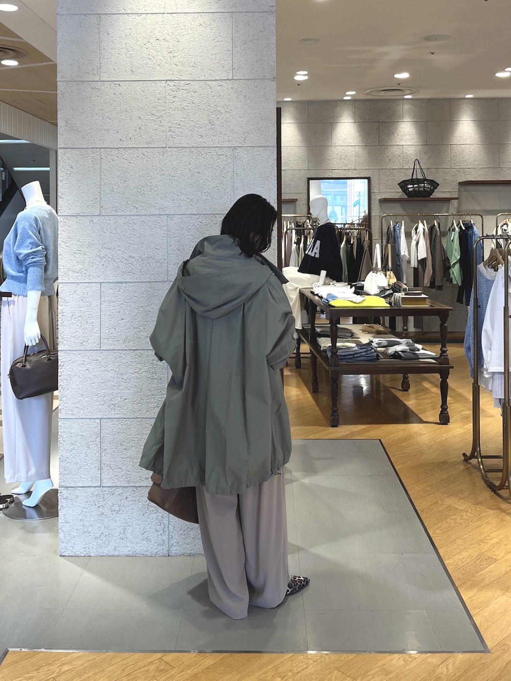 ベージュ系のその他シューズ、ブラウン系のショルダーバッグ、ホワイト系のTシャツ/カットソーを着用したレディースの春コーディネートの4枚目の写真