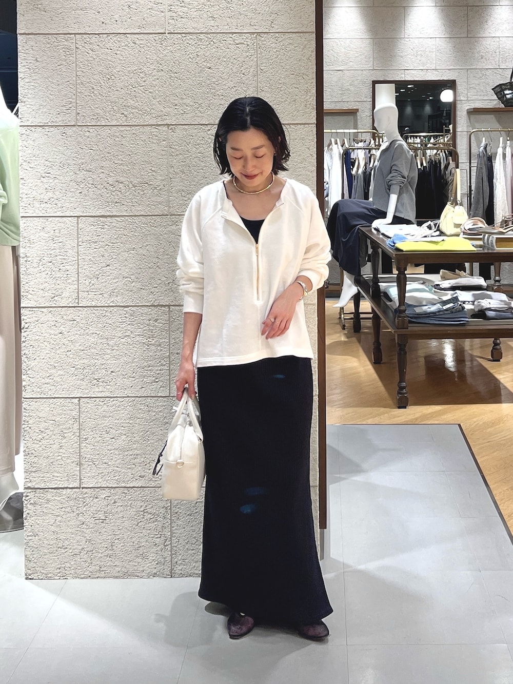 ホワイト系のスウェット、ブラック系のワンピース、ブラック系のその他シューズを着用したレディースの春コーディネートの2枚目の写真