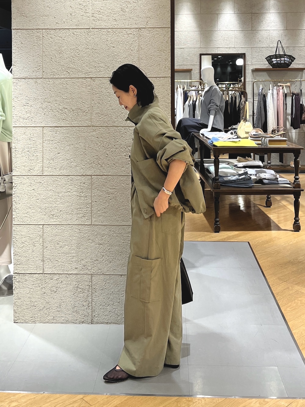 グリーン系のカーゴパンツ、ブラック系のショルダーバッグ、ブラック系のその他シューズを着用したレディースの春コーディネートの3枚目の写真