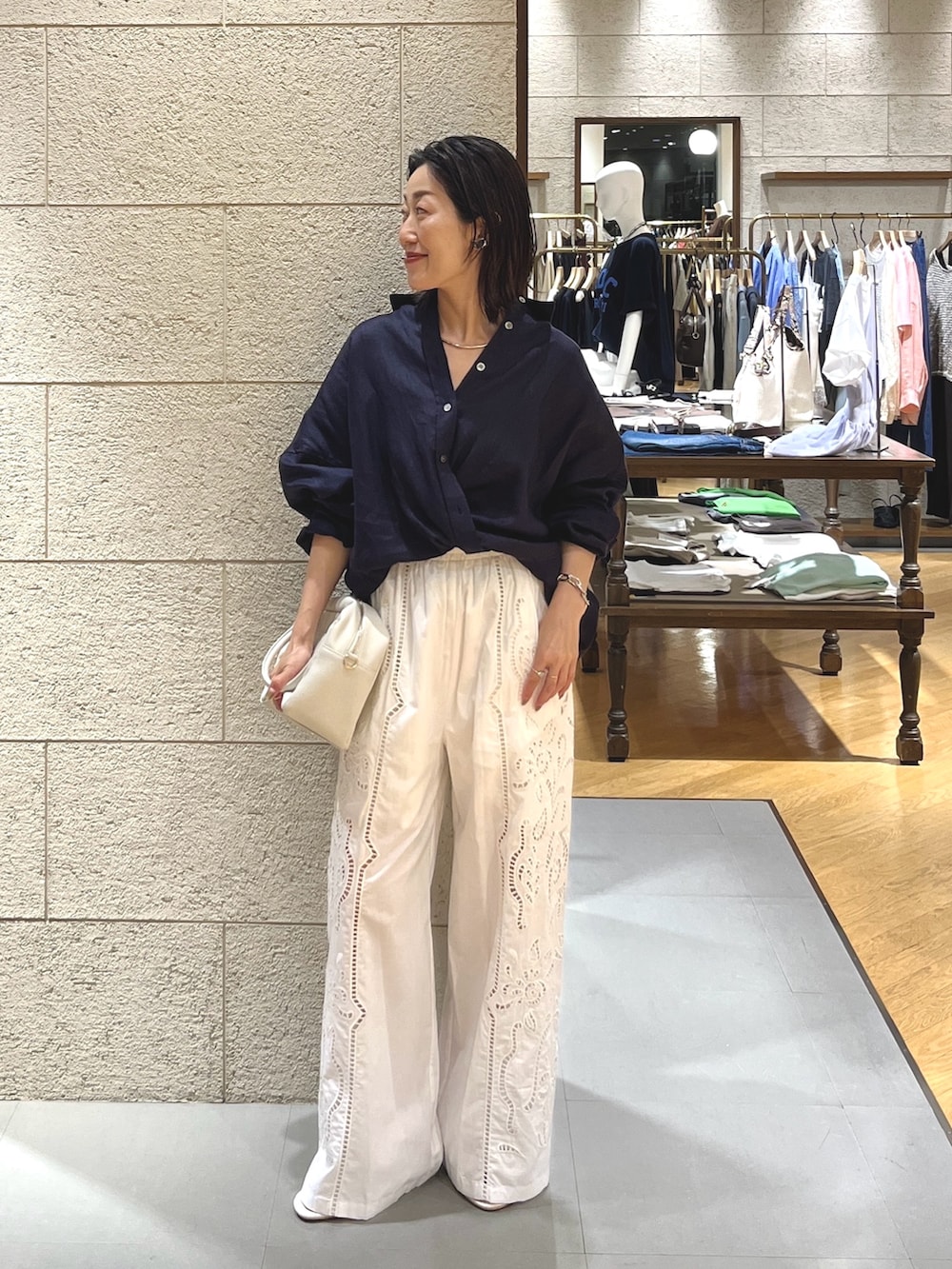 ホワイト系のその他パンツ、ホワイト系のその他シューズ、ホワイト系のボストンバッグを着用したレディースの夏コーディネートの2枚目の写真