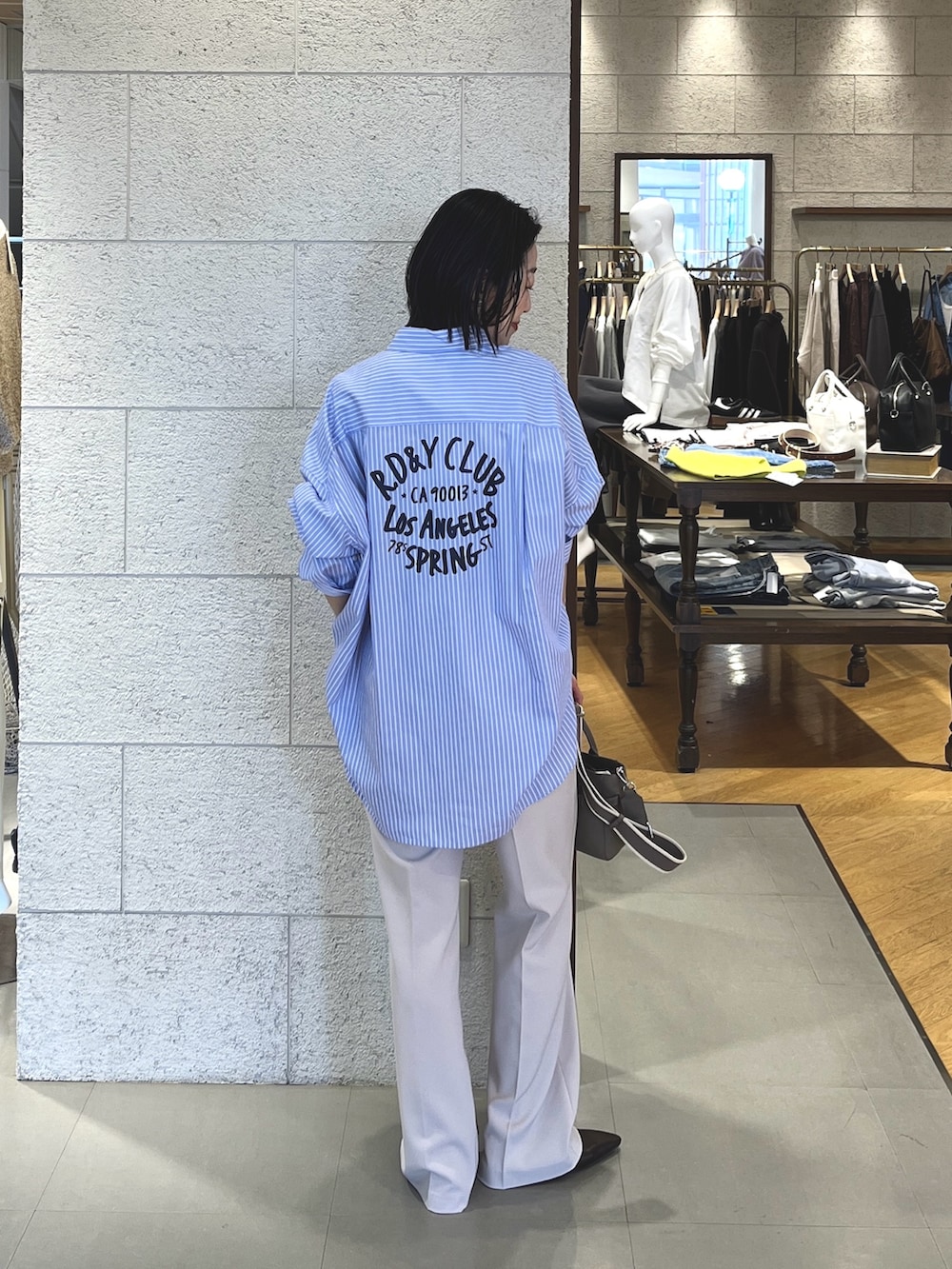 ベージュ系のその他パンツ、ブラウン系のその他シューズ、グレー系のトートバッグを着用したレディースの冬コーディネートの2枚目の写真