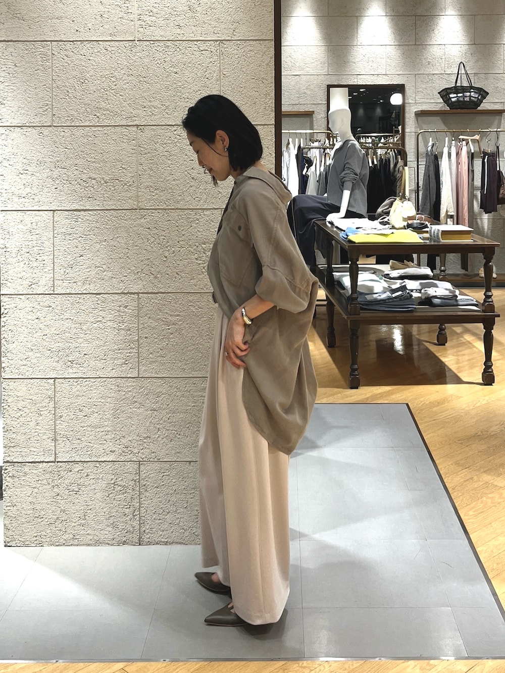 ベージュ系のその他パンツ、グレー系のその他シューズ、グレー系のトートバッグを着用したレディースの春コーディネートの3枚目の写真