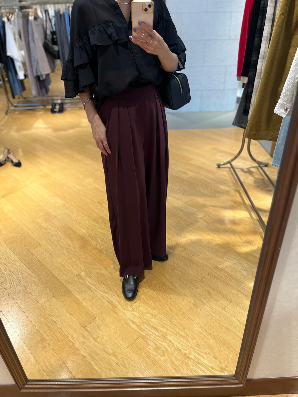 ブラック系のパンプス、ブラック系のボストンバッグ、ブラック系のテーラードジャケットを着用したレディースの夏コーディネートの5枚目の写真