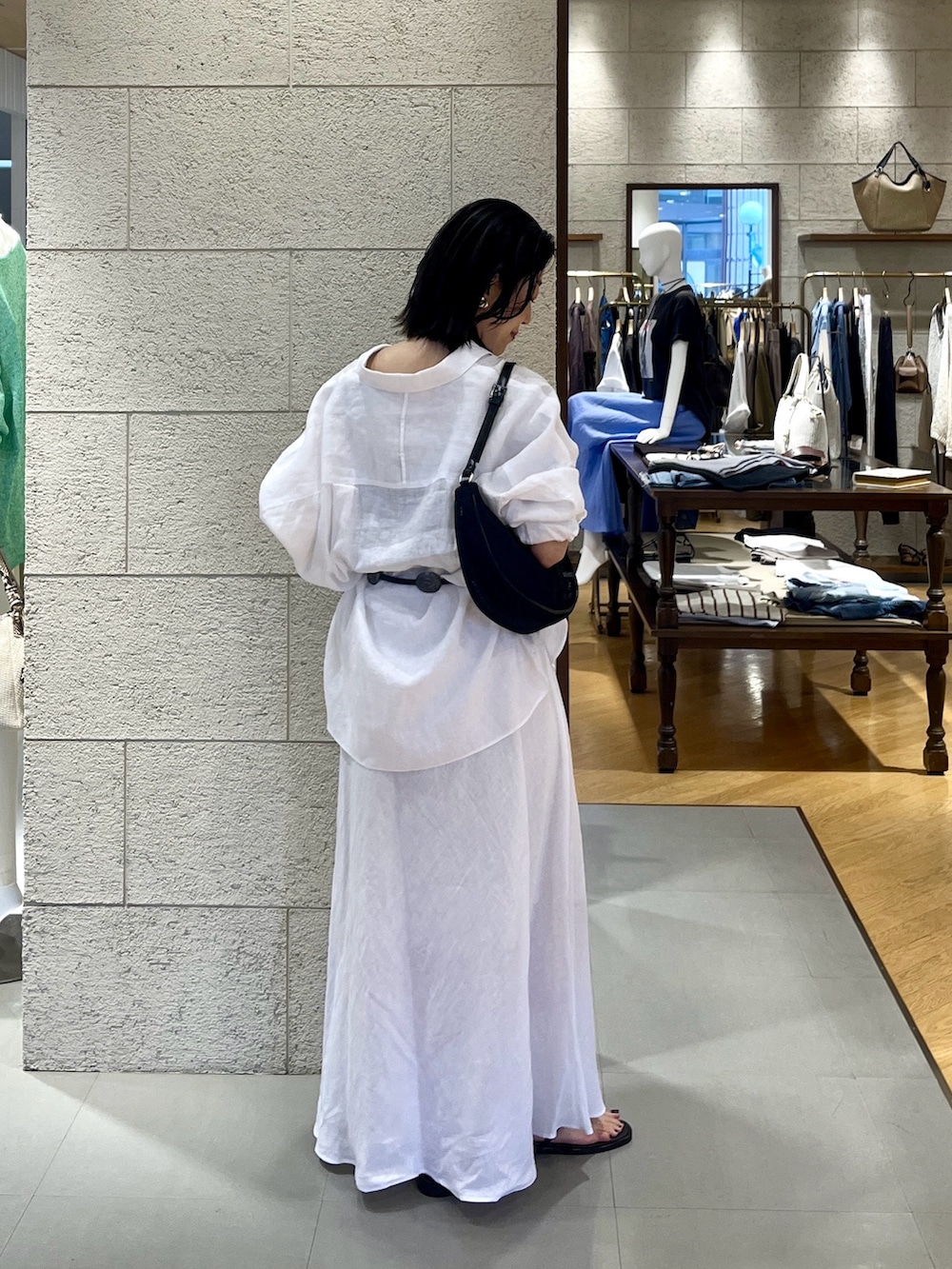 ホワイト系のシャツ/ブラウス、ホワイト系のスカート、シルバー系のチョーカーを着用したレディースの夏コーディネートの3枚目の写真