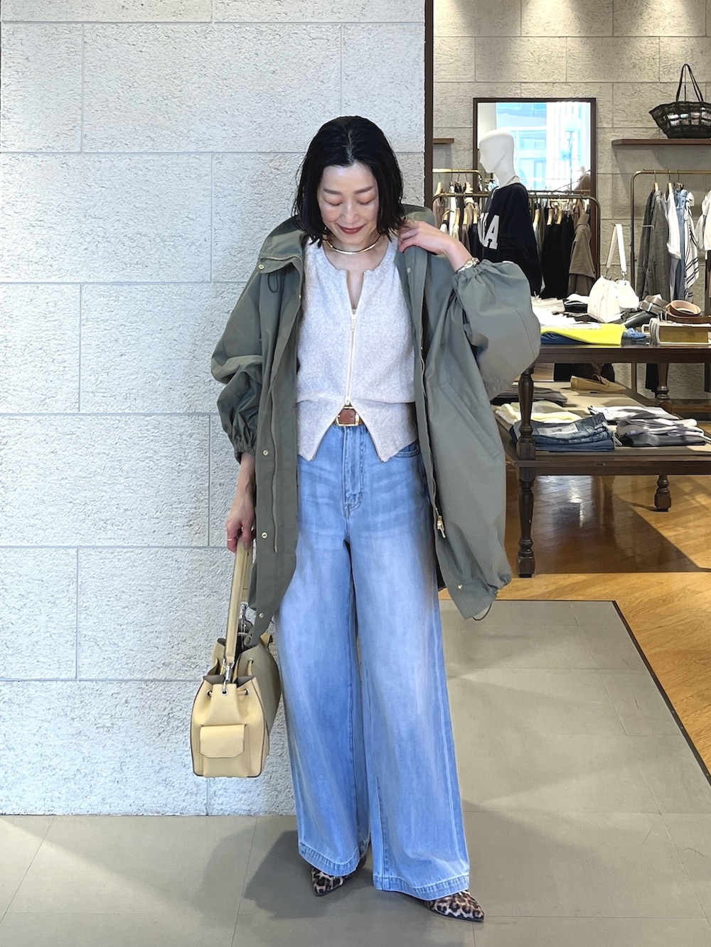 ブルー系のデニムパンツ、ベージュ系のその他シューズ、ベージュ系のカーディガン/ボレロを着用したレディースの春コーディネートの2枚目の写真