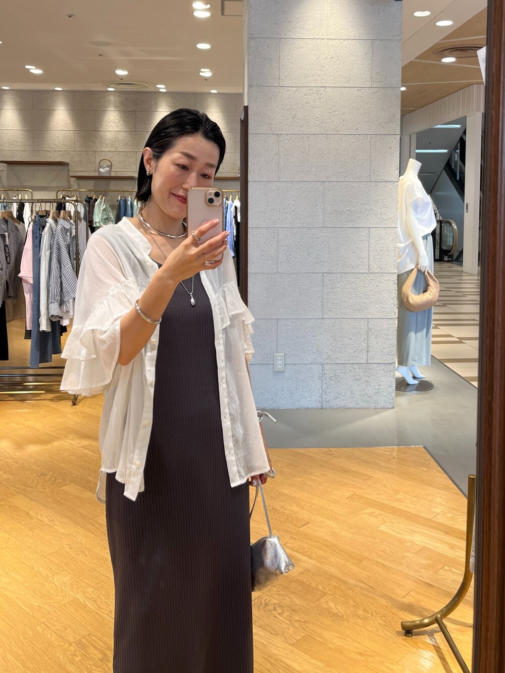 ブラック系のサンダル、グレー系のワンピース、ホワイト系のシャツ/ブラウスを着用したレディースの夏コーディネートの3枚目の写真