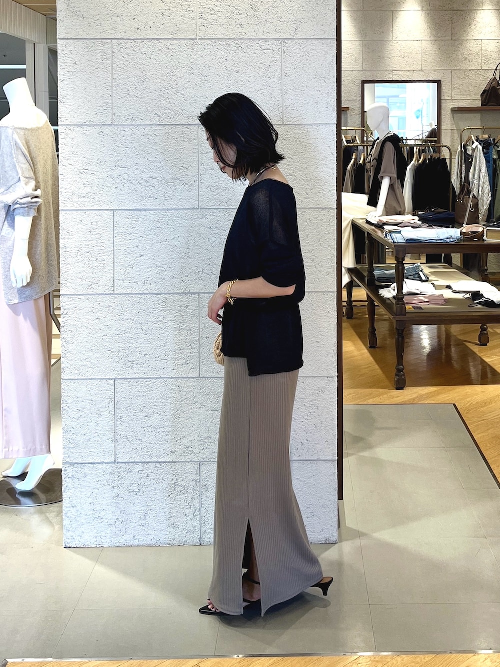 ブラウン系のワンピース、ブラック系のサンダル、ブラック系のニット/セーターを着用したレディースの春コーディネートの2枚目の写真