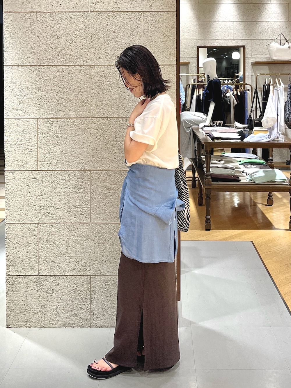 ブラック系のサンダル、ブルー系のシャツ/ブラウス、ブラウン系のワンピースを着用したレディースの夏コーディネートの3枚目の写真