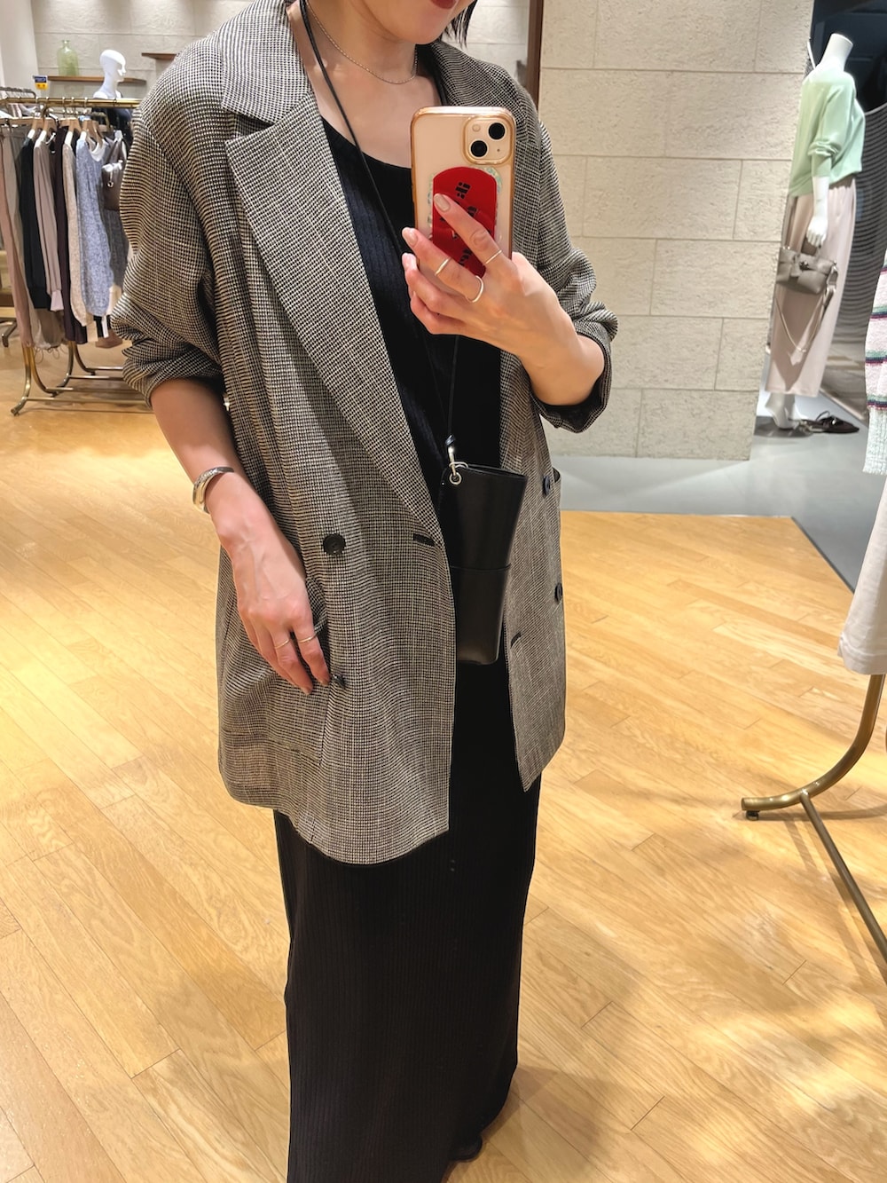 ブラウン系のテーラードジャケット、ブラック系のワンピース、ブラック系のその他シューズを着用したレディースの春コーディネートの4枚目の写真