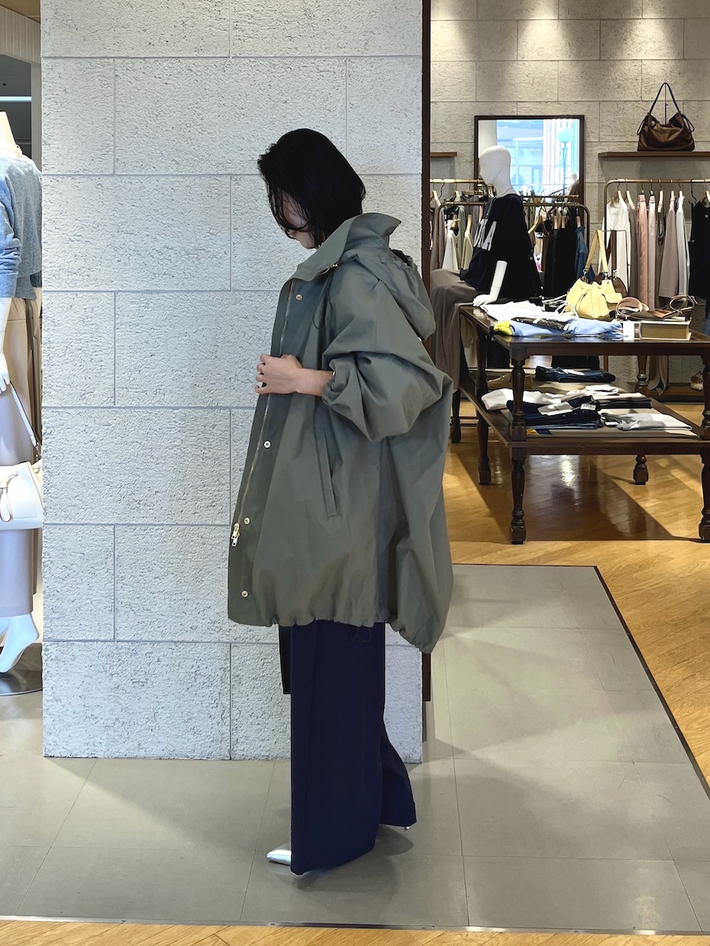 グレー系のスラックス、ブラック系のショルダーバッグ、シルバー系のその他シューズを着用したレディースの春コーディネートの3枚目の写真