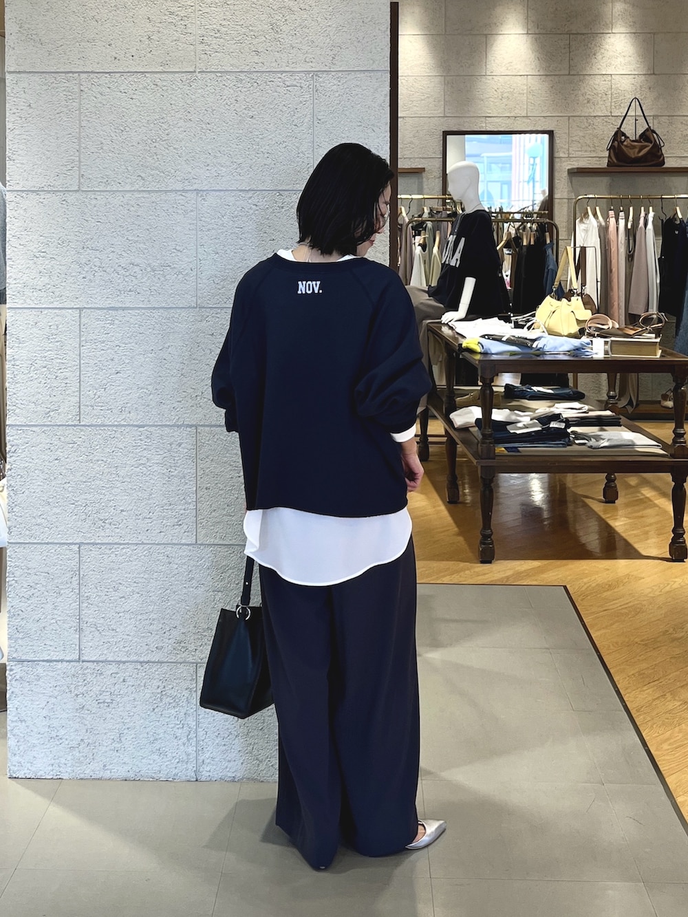 ブルー系のスウェット、グレー系のスラックス、シルバー系のその他シューズを着用したレディースの春コーディネートの3枚目の写真